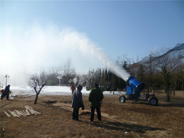 山東臨沂盛能游樂園造雪現(xiàn)場(chǎng)